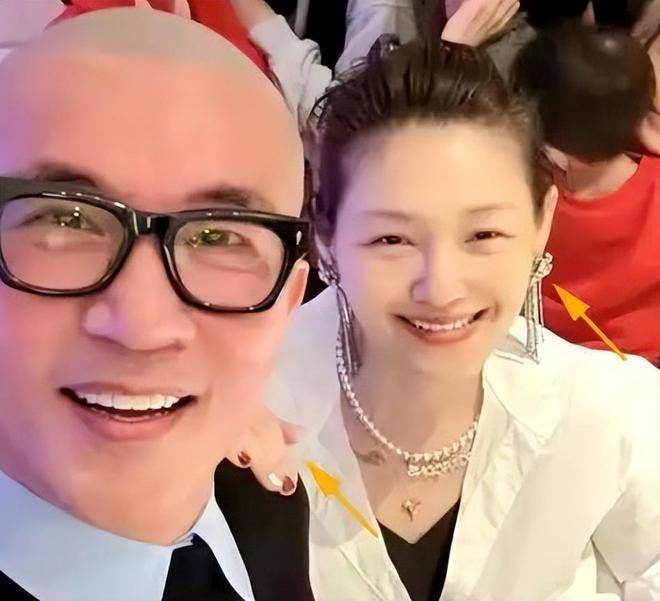大S家跨年，保姆疑似抱著2岁小孩亮相，小孩扭头看奶奶插图