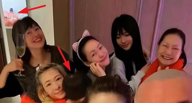 大S家跨年，保姆疑似抱著2岁小孩亮相，小孩扭头看奶奶插图1