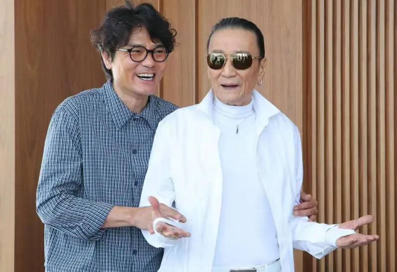 四哥谢贤难得露面，精神好打破中风传言，林家栋陪在身边像儿子一样插图