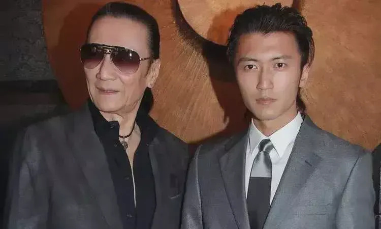 四哥谢贤难得露面，精神好打破中风传言，林家栋陪在身边像儿子一样插图1