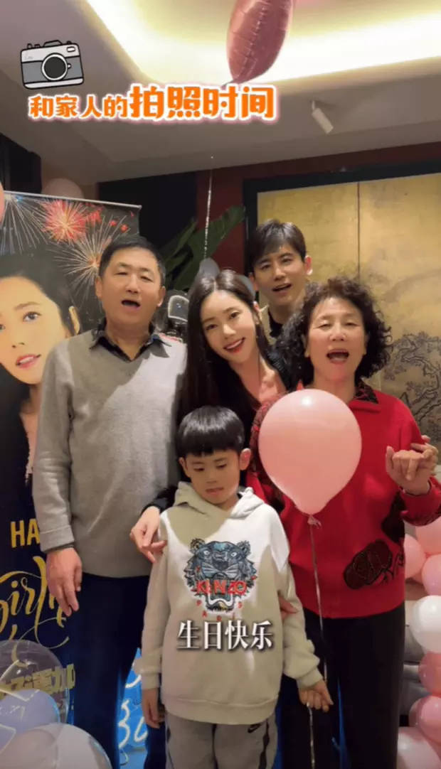于晓光爸妈给秋瓷炫庆生，全家扭秧歌拍照乐翻天插图