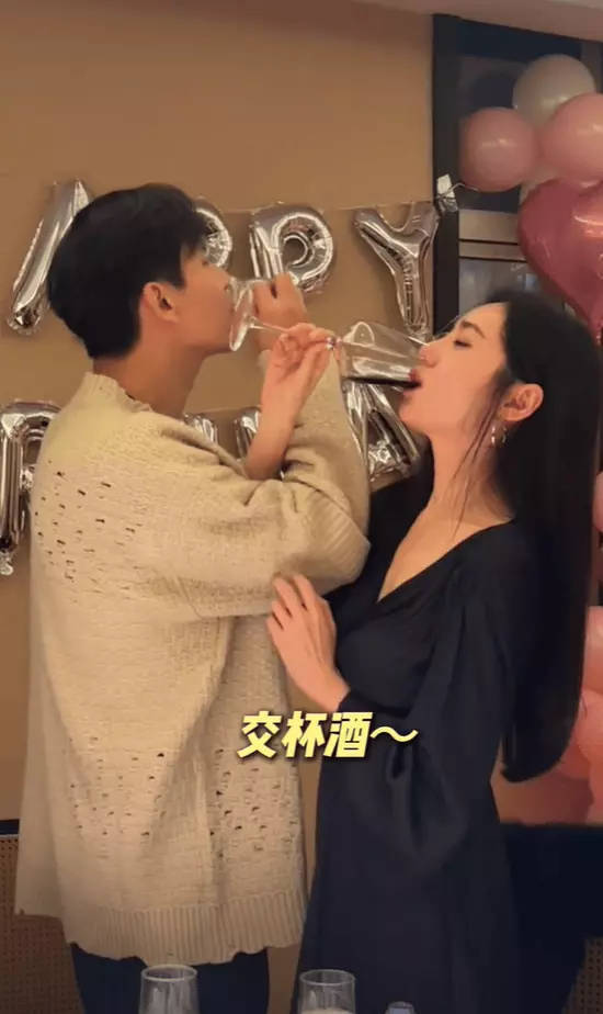于晓光爸妈给秋瓷炫庆生，全家扭秧歌拍照乐翻天插图1