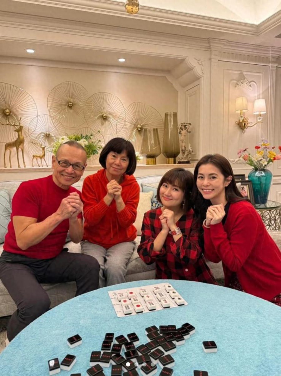 Selina带儿子回娘家，瘦身成功气色佳，1岁小腰果学姥爷背手走路超可爱插图