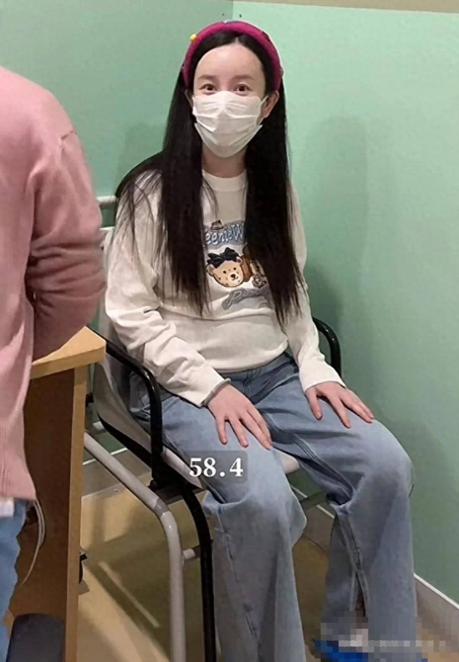 张檬晒出30周孕肚，宝宝臀位打算剖腹产，孕晚期一晚上起夜五次真不容易啊插图