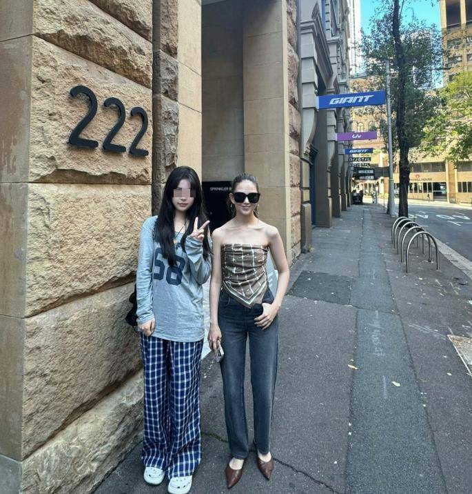 31岁昆凌在澳洲街头玩嗨了，拿丝巾当上衣，这也行？插图1