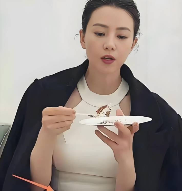 45岁的高圆圆片场吃盒饭，紧身裙展现迷人曲线，美得不像话插图