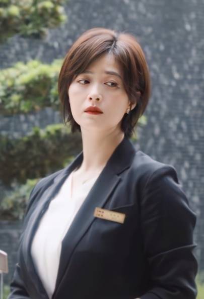 蒋欣19岁旧照被扒，跟刘亦菲合照完全不输，41岁气场照样秒杀关晓彤插图1