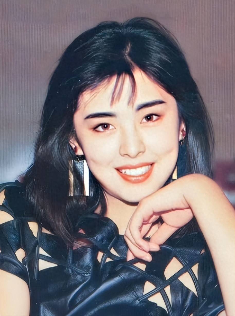 胡杏儿44岁了，反而更有韵味，这些明星可以学学她插图