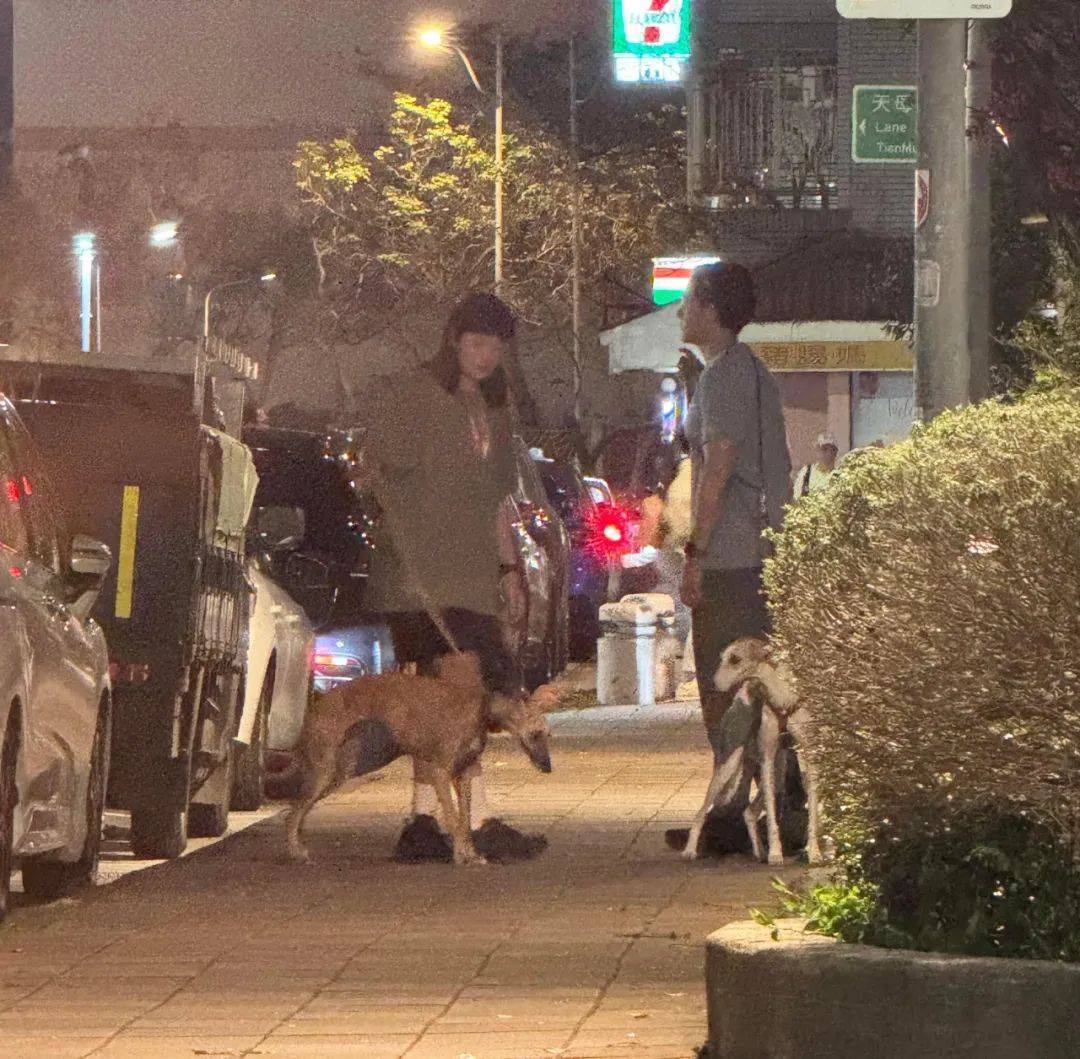 43岁彭于晏这次真急了！和神秘美女一起遛狗，疑似脱单成功，女孩穿短裤身材超棒插图