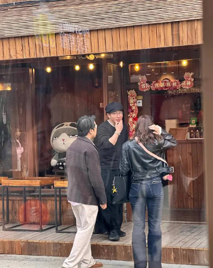 在北京胡同碰到刘谦，一身黑装看起来挺精神的插图